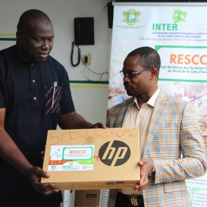 Projet-RESCO-Remise-matériels-informatiques-et-bureautiques-a-la-fpc-ci-010 Projet RESCO: la Fédération des Producteurs de Coton de Côte d’Ivoire (FPC-CI) reçoit du matériel informatique et des fournitures de bureau de INTERCOTON